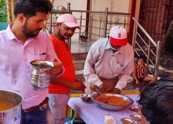 सहायता शिविर में सेवा देते संस्था के लोग.