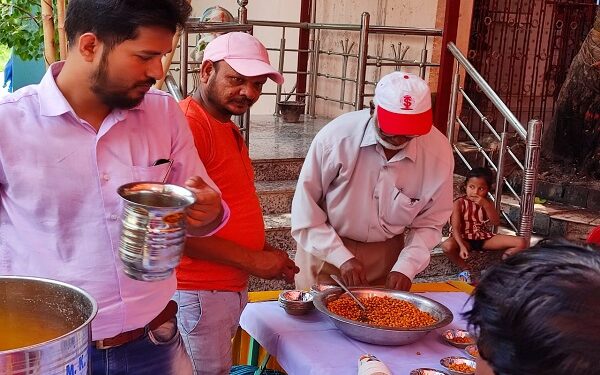 सहायता शिविर में सेवा देते संस्था के लोग.