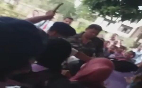 आंदोलनकारी छात्रों की लाठी से पिटायी करते पुलिसवाले.