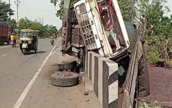 सरायकेला-कांड्रा मेन रोड पर पलटा हाइवा.