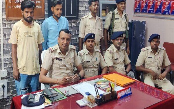 गिरफ्तार बाइक चोरों की जानकारी देती पुलिस.