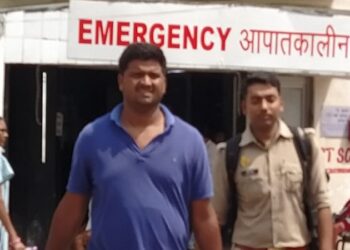 एमजीएम अस्पताल में मेडिकल कराने के बाद साइबर बदमाश को लेकर बिष्टूपुर साइबर थाना लेकर जाती उत्तर प्रदेश की पुलिस टीम.