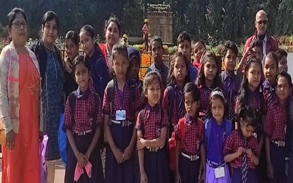 जुबली पार्क का भ्रमण करने के दौरान सुंदरनगर डीडीयूएम इंगलिश स्कूल के बच्चे.