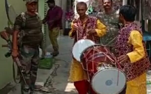 सिदगोड़ा में कुर्की के पहले ढोल-नगाड़ा बजाकर घर के लोगों व पड़ोसियों को इसकी जानकारी देती पुलिस टीम.