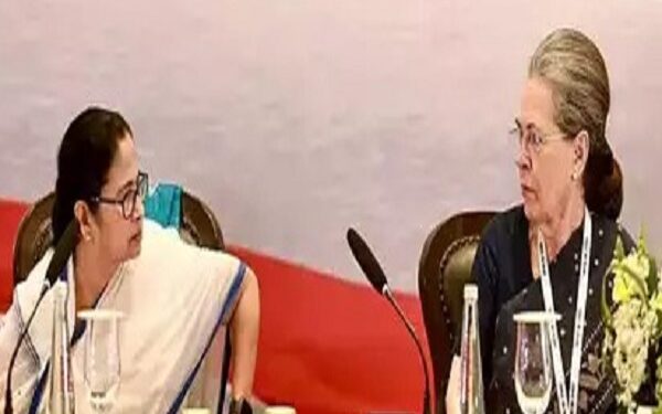 बंगलुरु में हो रही बैठक में सोनिया गांधी और ममता बनर्जी एक दूसरे से गुफ्तगू करते हुये.