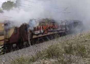 धू-धू कर जलती फलकनुमा एक्सप्रेस ट्रेन.