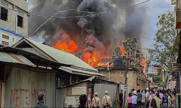 मुख्य आरोपी का जल रहा मकान. इस मकान को उग्र भीड़ की ओर से  शुक्रवार को फूंका गया है.