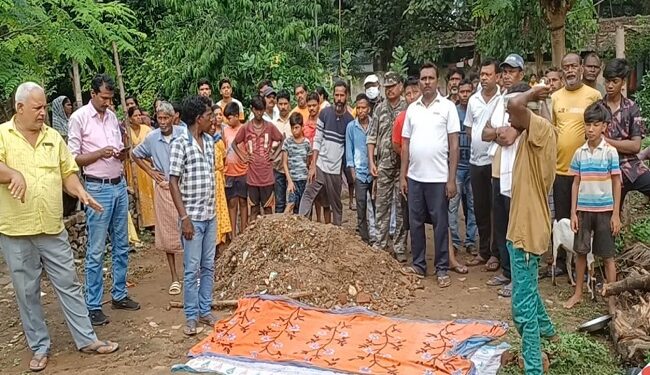 घटनास्थल पर गांव के लोगों की भीड़.