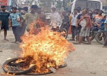 बिहार के नवादा में सड़क जाम के दौरान टायर जलाकर विरोध-प्रदर्शन करते लोग.