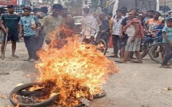 बिहार के नवादा में सड़क जाम के दौरान टायर जलाकर विरोध-प्रदर्शन करते लोग.
