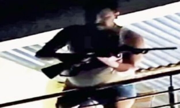 सीसीटीवी कैमरे में कैद गार्ड राजपाल बंदूक से फायरिंग करता हुआ.