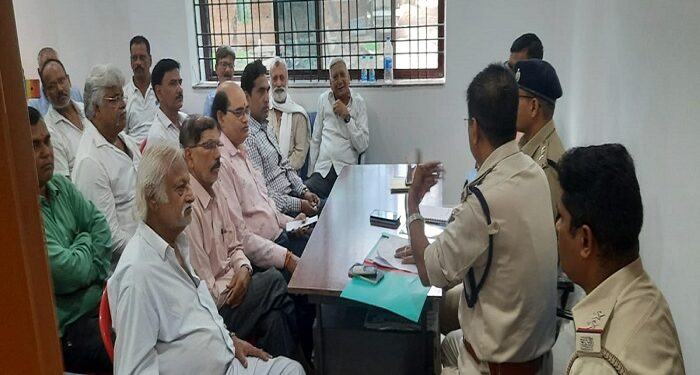 बर्मामाइंस थाना परिसर में बैठक में शामिल पुलिस अधिकारी, पूजा कमेटी के लोग व शांति समिति के सदस्य.