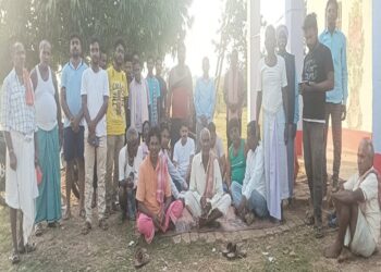 लावा में आयोजित बैठक में शामिल गांव के लोगों के साथ ग्राम प्रधान.