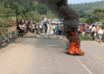 घटना केबाद आक्रोशित लोग सड़क पर और जल रहा टायर.