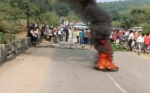 घटना केबाद आक्रोशित लोग सड़क पर और जल रहा टायर.