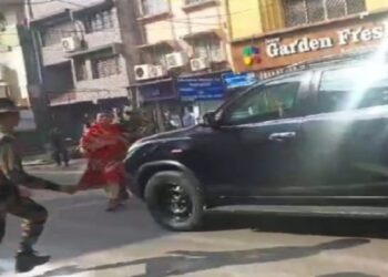 पीएम मोदी की कार के सामने खड़ी महिला और दोड़ते हुए सुरक्षाकर्मी.