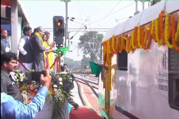 JAMSHEDPUR : राष्ट्रपति द्रौपदी मुर्मू ने तीन ट्रेनों को दिखाई हरी झंडी - Inside Jharkhand News