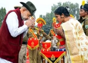 वीरता पुरस्कार लेती शहीद किशन दुबे की माता.