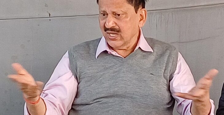 ईचागढ़ के पूर्व विधायक अरविंद सिंह उर्फ मलखान सिंह प्रेसवार्ता कोल्हान मजदूर संघ के  पिकनिक की जानकारी देते हुए.