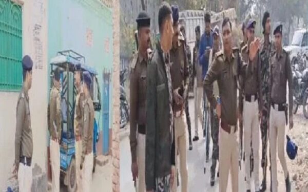 जाम की सूचना पर पहुंची पुलिस बल.