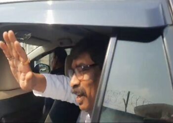 सीएम आवास जाने के दौरान कार के भीतर से ही हाथ हिलाकर अपनी मौजूदगी का अहसास करते हुए सीएम हेमंत सोरेन.