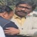 जामताड़ा के पूर्व विधायक को गले से लगाए हुए झारखंड के सीएम हेमंत सोरेन.