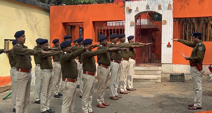 थाना परिसर में पुलिसवालों को शपथ दिलाते  हुए थाना प्रभारी इंसपेक्टर भूषण कुमार.