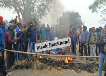 सड़क जाम कर टायर जलाने के बाद विरोध-प्रदर्शन करते आदिवासी-मूलवासी संगठन के लोग.