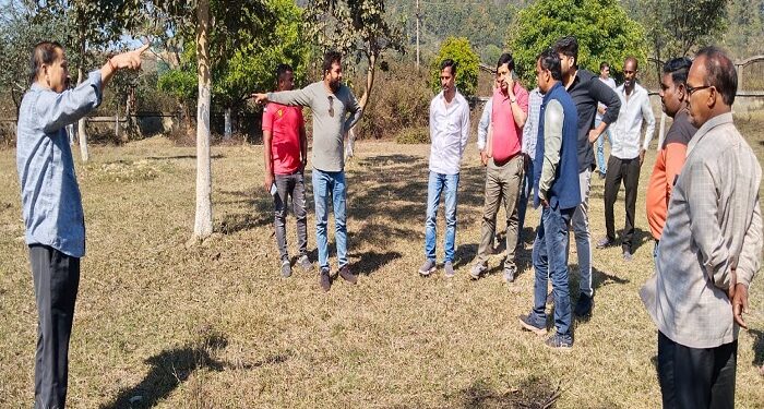 स्टेज स्थल का अवलोकन करते ईचागढ़ के पूर्व विधायक अरविंद सिंह उर्फ मलखान सिंह.