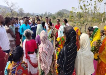 विधायक संजीव सरदार को घेरे हुए गांव के लोग और लोगों को समझाते हुए विधायक.