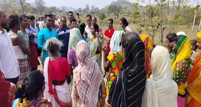 विधायक संजीव सरदार को घेरे हुए गांव के लोग और लोगों को समझाते हुए विधायक.