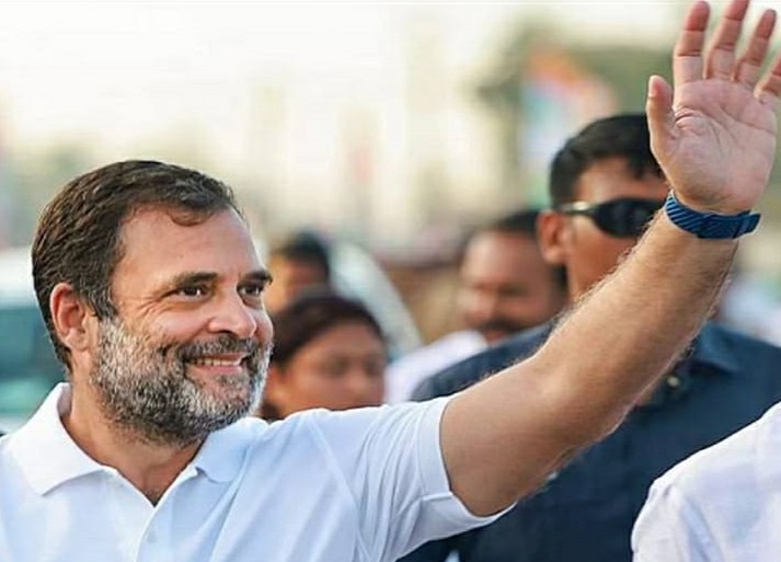 गोड्डा में लोगों का अभिवादन करते कांग्रेस नेता राहुल गांधी.