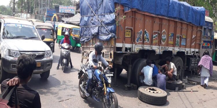 टाटानगर स्टेशन गोलचक्कर मेन रोड पर सड़क जाम कर बैठा ट्रक.