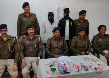 गिरफ़्तारी की जानकारी देते एसडीपीओ और छापामारी में शामिल पुलिस टीम