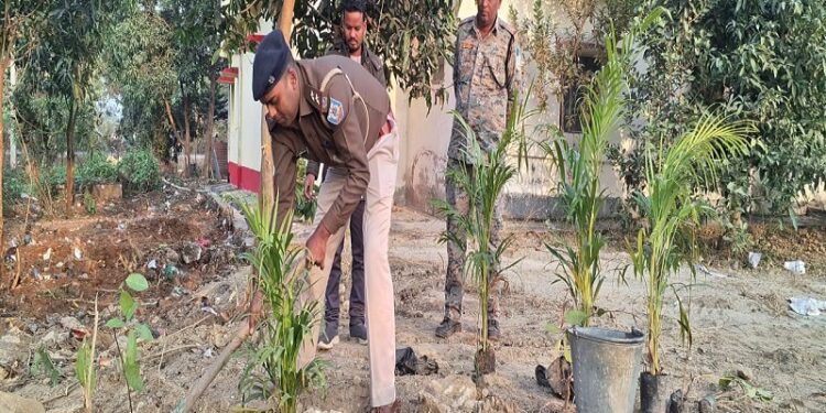 पौधरोपण करते कोवाली थाना प्रभारी धनंजय पासवान,