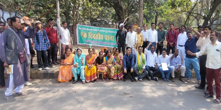 गुरुवार को डीसी कार्यालय के बाहर विस्थापितों की जमी भीड़.