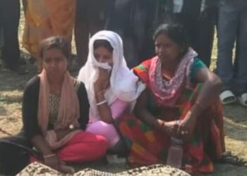 घटना के बाद शव के सामने विलाप करते परिवार के लोग.