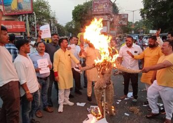पुतला दहन करते हिन्दू जागरण मंच के सदस्य