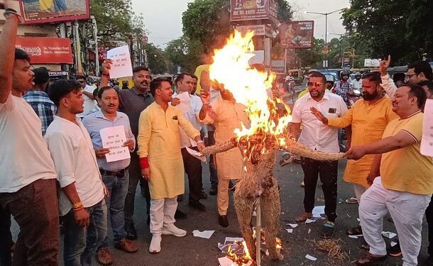 पुतला दहन करते हिन्दू जागरण मंच के सदस्य